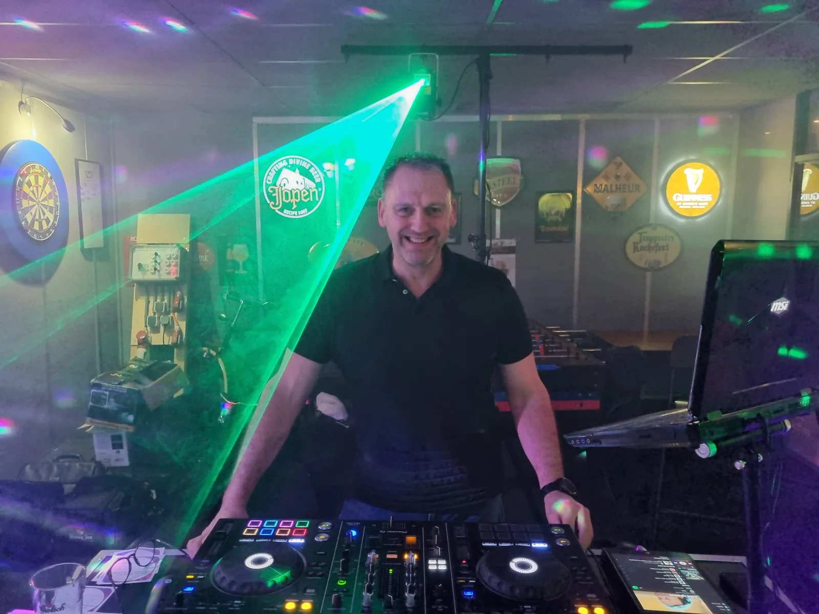 DJ Deliso achter zijn draaitafel tijdens een optreden
